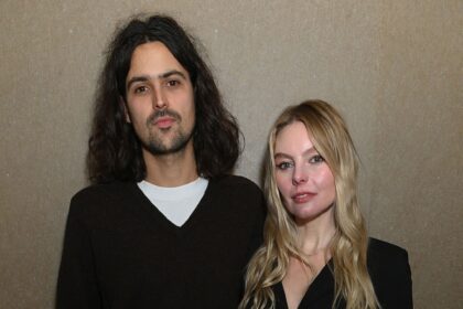 Nell Hudson partorisce, accoglie il bambino con il marito Max King