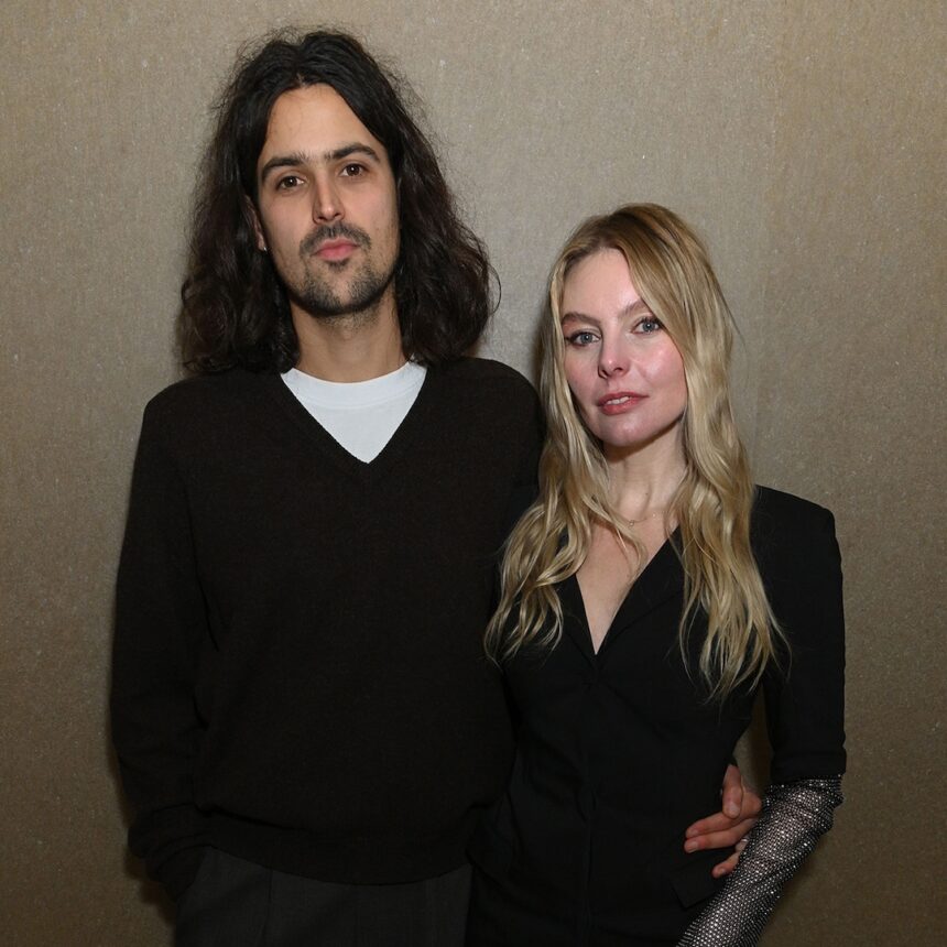 Nell Hudson partorisce, accoglie il bambino con il marito Max King