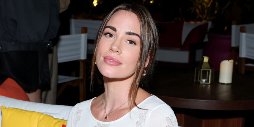 L'attrice di "Revenge" Christa B. Allen dettaglia la relazione con un leader di culto