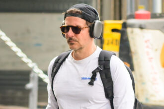 Bradley Cooper ascolta la musica mentre si dirige verso l'allenamento mattutino a New York