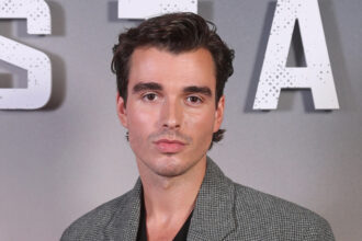 Corey Mylchreest rivela se sarebbe tornato per la stagione 2 di "Queen Charlotte" (esclusiva)