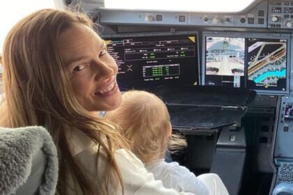 La rara occhiata di Hilary Swank di uno dei suoi gemelli, maternità