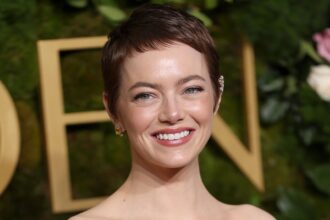 Emma Stone è diventata calva, rasata la testa per la bulgonia