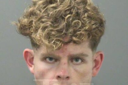 Sospettato arkansas doppio assassino rotto mentre si faceva un taglio di capelli, in video