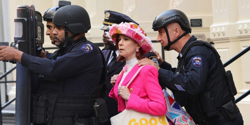 'Elsbeth' imposta foto stuzzicare il possibile episodio di Halloween man mano che l'uscita del cast maggiore diventa evidente