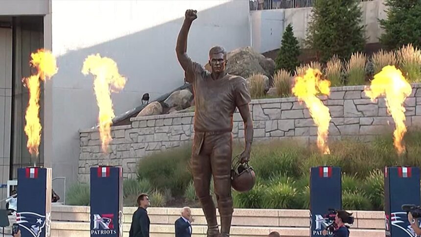 Statua di Tom Brady eretta al Gillette Stadium