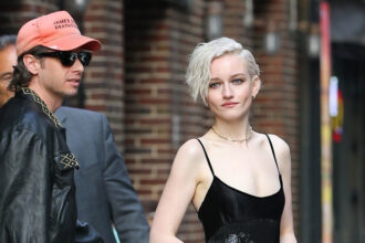 Mark Foster di Julia Garner Mark Foster le si unisce al tour stampa "Armi" a New York