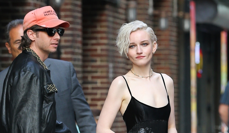 Mark Foster di Julia Garner Mark Foster le si unisce al tour stampa "Armi" a New York