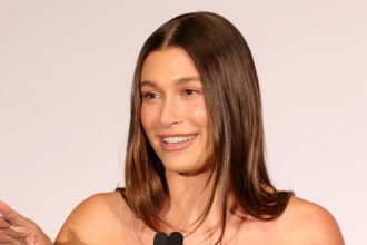 Hailey Bieber mostra i capelli biondi luminosi di Son Jack in una nuova foto carina!