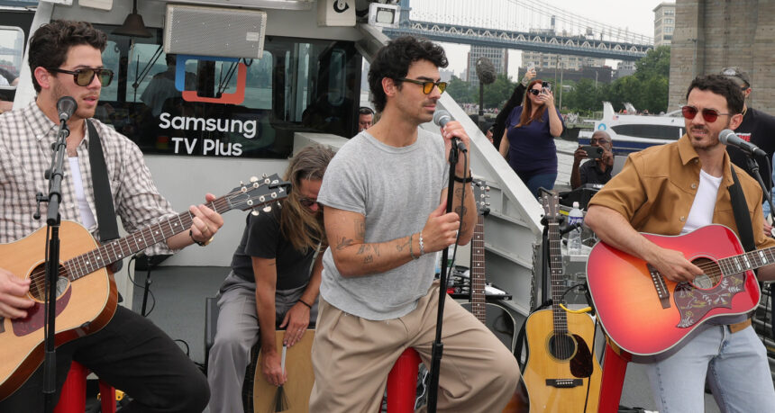 Link "Saluti dalla tua città natale" Stream & Acquista: Jonas Brothers pubblica il nuovo album come parte del 20 ° anniversario - Ascolta ora!