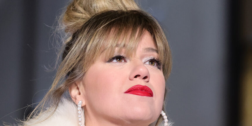 Lo stato di Kelly Clarkson per la stagione 29 "The Voice" affrontata brevemente da Insider