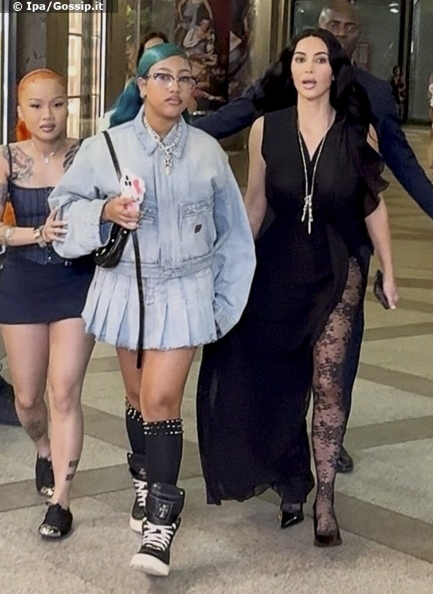Kim Kardashian e la figlia North fanno shopping in centro a Milano prima di partecipare al Festival di Venezia: guarda - Gossip.it