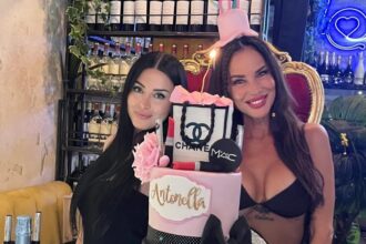 Antonella Mosetti festeggia 50 anni a Roma con la figlia Asia, la super torta di compleanno 'fashion' lascia a bocca aperta: foto - Gossip.it