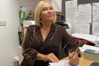 La madre di Wanda Nara è diventata cittadina italiana! Nora Colosimo firma orgogliosa i documenti in Sicilia: guarda - Gossip.it