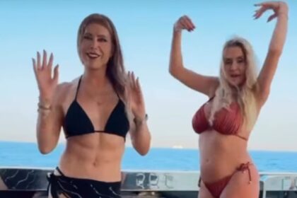 La chirurga dei vip Jenny Urtis e Valeria Marini si divertono come pazze a ballare insieme in barca: guarda le due bionde al largo in Sardegna - Gossip.it