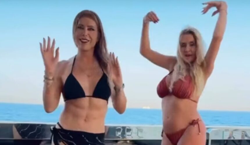 La chirurga dei vip Jenny Urtis e Valeria Marini si divertono come pazze a ballare insieme in barca: guarda le due bionde al largo in Sardegna - Gossip.it