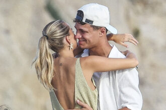 F1 Star Lando Norris sfoggia il PDA con la fidanzata Margarida Corceiro in vacanza a Ibiza