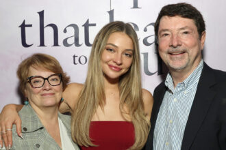 Madelyn Cline porta i genitori alla mappa che ti porta in anteprima con KJ APA e altro!