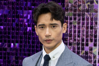 Manny Jacinto rivela l'attore la cui voce ha studiato per accento britannico in "Freakier Friday"