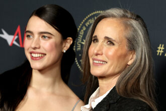 Margaret Qualley rivela l'attore che sta cercando di impostare la mamma Andie MacDowell!