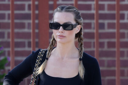 Margot Robbie indossa i capelli in trecce intrecciate mentre fa commissioni a La