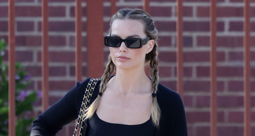 Margot Robbie indossa i capelli in trecce intrecciate mentre fa commissioni a La
