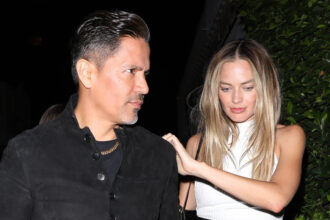 Margot Robbie e Jay Hernandez si riuniscono per festeggiare il compleanno della co-protagonista di "Suicide Squad" Cara Delevingne!