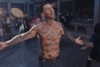 Adam Levine si stringe senza camicia in "Love Is Like" di Maroon 5 - Leggi Testi e guarda ora!