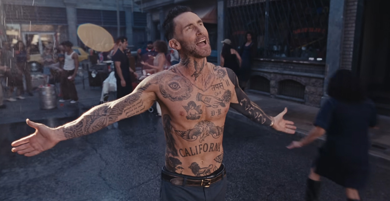 Adam Levine si stringe senza camicia in "Love Is Like" di Maroon 5 - Leggi Testi e guarda ora!