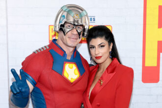 John Cena indossa il costume da "pace" alla premiere della stagione 2 con la moglie Shay Shariatzadeh