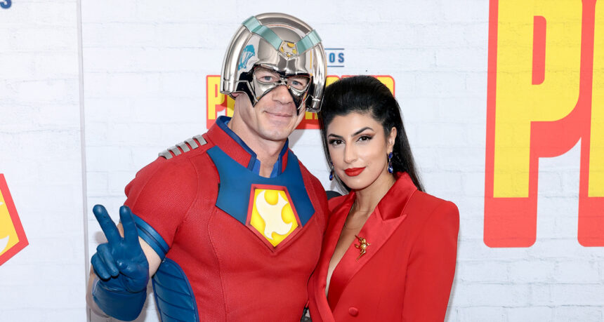 John Cena indossa il costume da "pace" alla premiere della stagione 2 con la moglie Shay Shariatzadeh