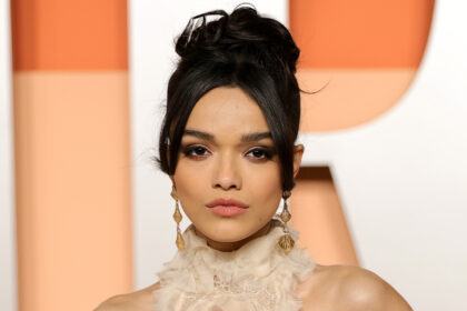 Rachel Zegler chiama un ex con la nuova canzone di Chappell Roan "The Subway"