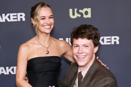 La star di "The Rainmaker" Milo Callaghan si piega fino all'altezza di Madison Iseman alla loro premiere del tappeto rosso!
