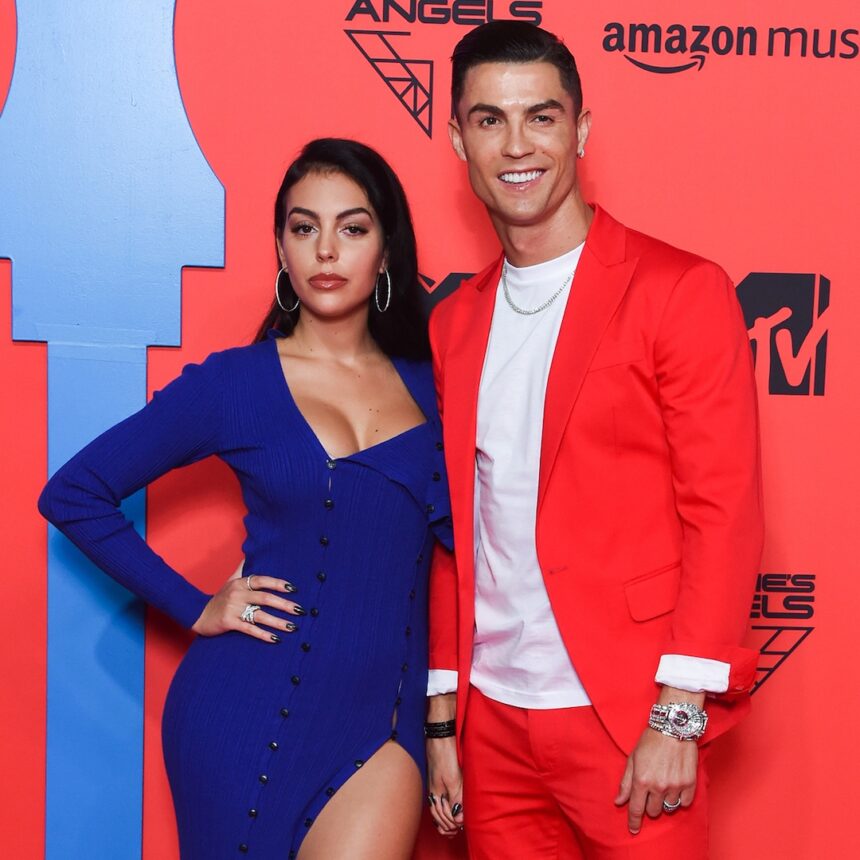 Cristiano Ronaldo impegnato a Georgina Rodríguez: vedi enorme anello