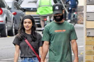 Rachel Zegler ha individuato la passeggiata di Londra con il nuovo fidanzato Nathan Louis-Fernand in vista della performance di "Evita"