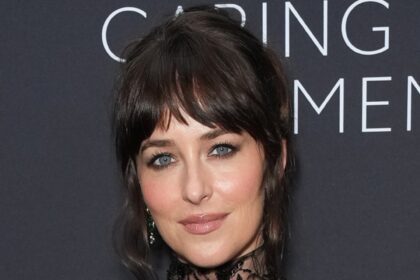 L'abito trasparente di Dakota Johnson sul tappeto rosso per Kering Foundation