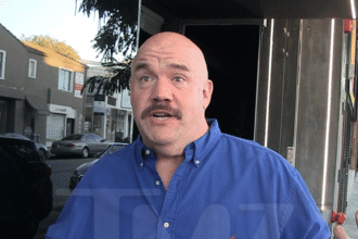 Il comico Guy Branum dice che andrà a fare causa all'uomo che presumibilmente lo ha colpito in volo