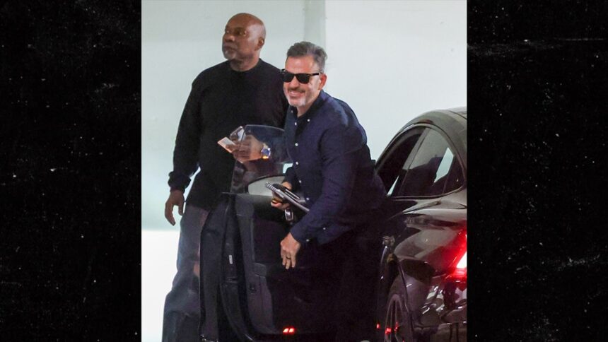 Jimmy Kimmel sorride tutti dopo "Live!" Sospensione