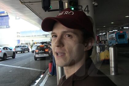 Tom Holland visita l'ospedale dopo una commozione cerebrale sul set di "Spider-Man"