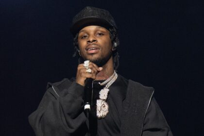 Non giocare con lui! Toosii reagisce dopo che i critici affermano di essere "forzato" ai fan ai concerti (video)