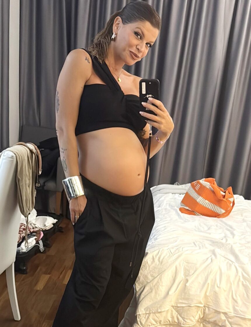 Alessandra Amoroso ha partorito? Il gossip impazza, lei tace, ma interviene Giulia De Lellis quasi all’ottavo mese di gravidanza: ''Perché dovete farlo voi?'' - Gossip.it