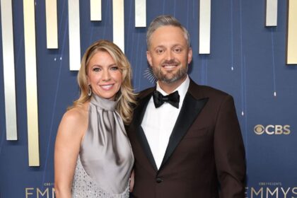 Emmys ospita Nate Bargatze arriva con la moglie Laura: leggi la storia di come si sono incontrati!