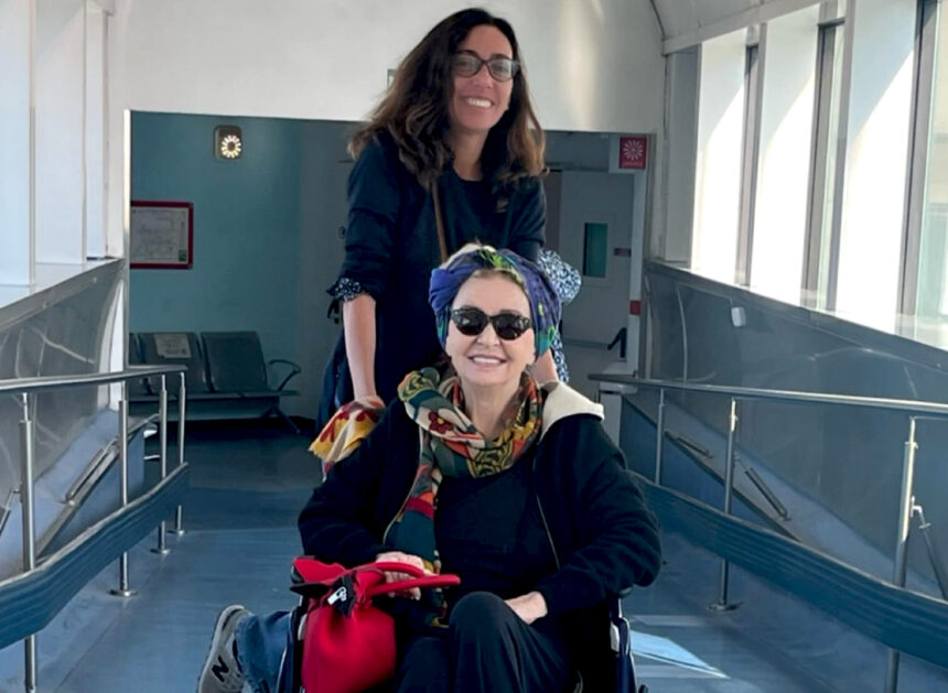 ''Mi sono nascosta per 4 mesi'': Enrica Bonaccorti rivela di avere un tumore con una foto in sedia a rotelle in ospedale - Gossip.it