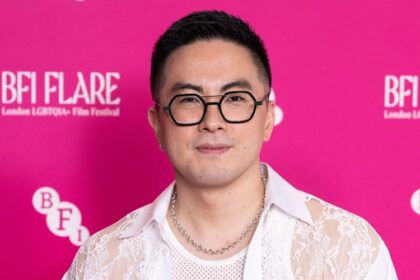 Bowen Yang dice che ha "altro da fare" a "Saturday Night Live" tra i cambiamenti del cast