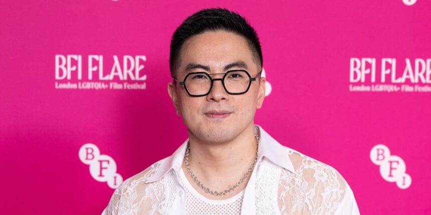 Bowen Yang dice che ha "altro da fare" a "Saturday Night Live" tra i cambiamenti del cast