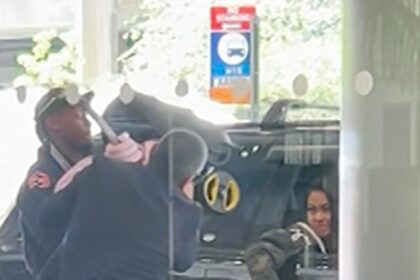 Stefon Diggs ha individuato lasciando l'ospedale con il marsupio a maggio