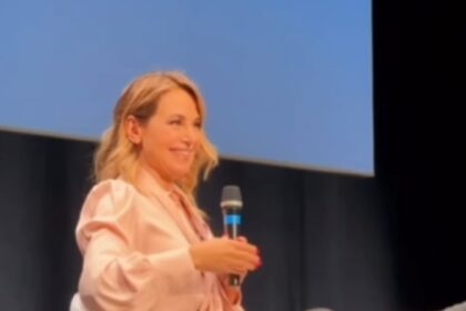 ''Non mi sono mai rifatta, non faccio neanche il Botox'': Barbara d'Urso sostiene di non essere mai ricorsa alla chirurgia estetica e di portare con orgoglio le rughe - Gossip.it