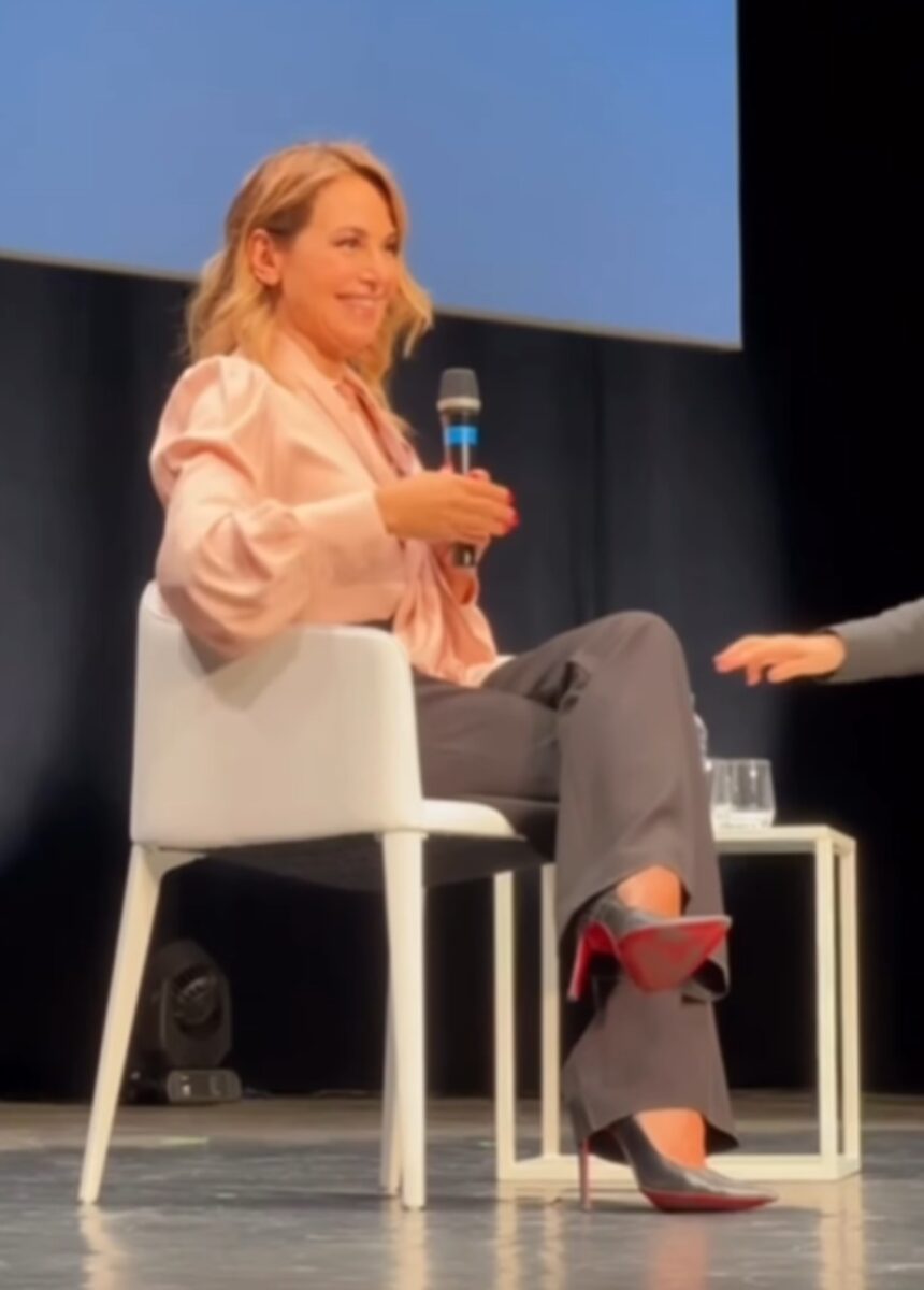 ''Non mi sono mai rifatta, non faccio neanche il Botox'': Barbara d'Urso sostiene di non essere mai ricorsa alla chirurgia estetica e di portare con orgoglio le rughe - Gossip.it