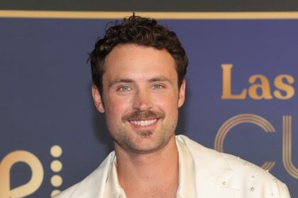 Chi è la ragazza di Dylan Efron? È con il suo tesoro del liceo!