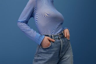 Il ritorno dei jeans di sigaretta e i modi migliori per modellarli ora